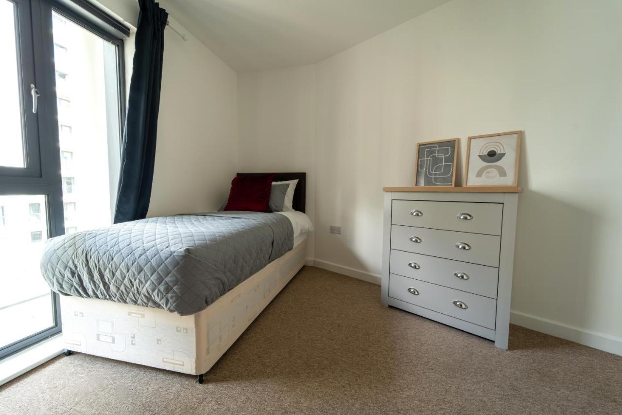Spacious Apartment In Woking Town Centre Zewnętrze zdjęcie