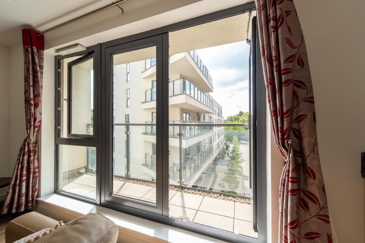 Spacious Apartment In Woking Town Centre Zewnętrze zdjęcie