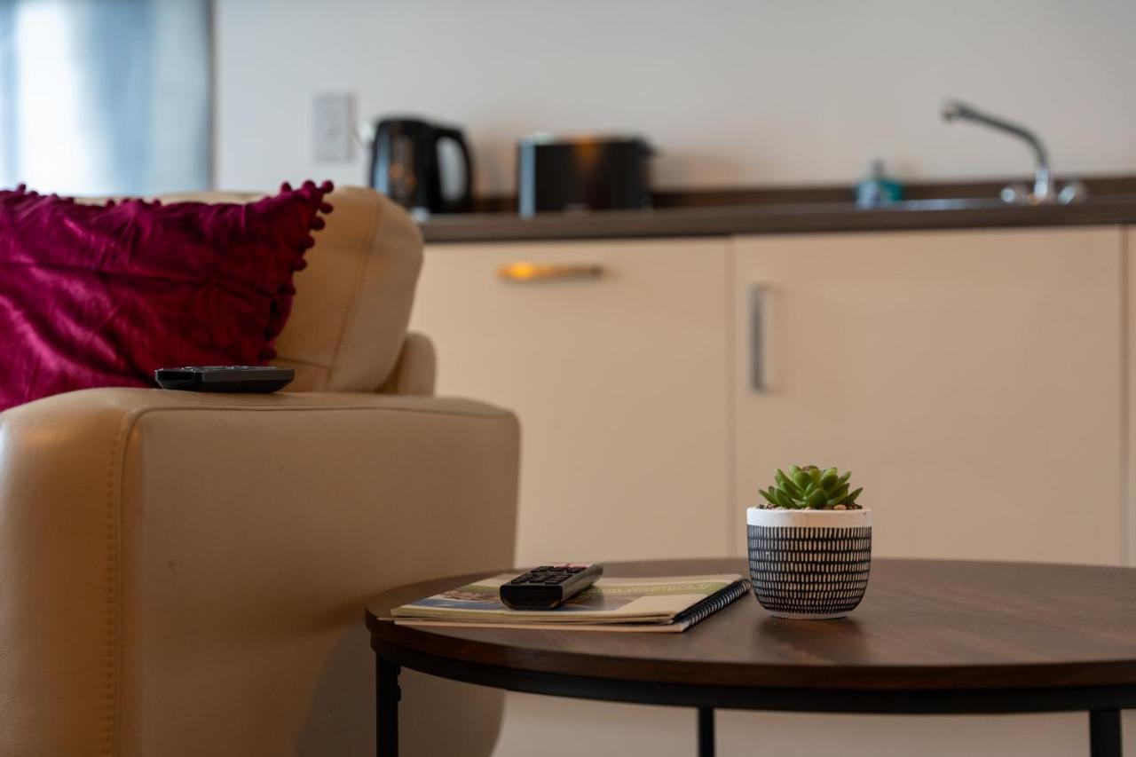 Spacious Apartment In Woking Town Centre Zewnętrze zdjęcie