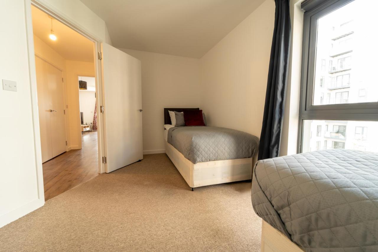 Spacious Apartment In Woking Town Centre Zewnętrze zdjęcie
