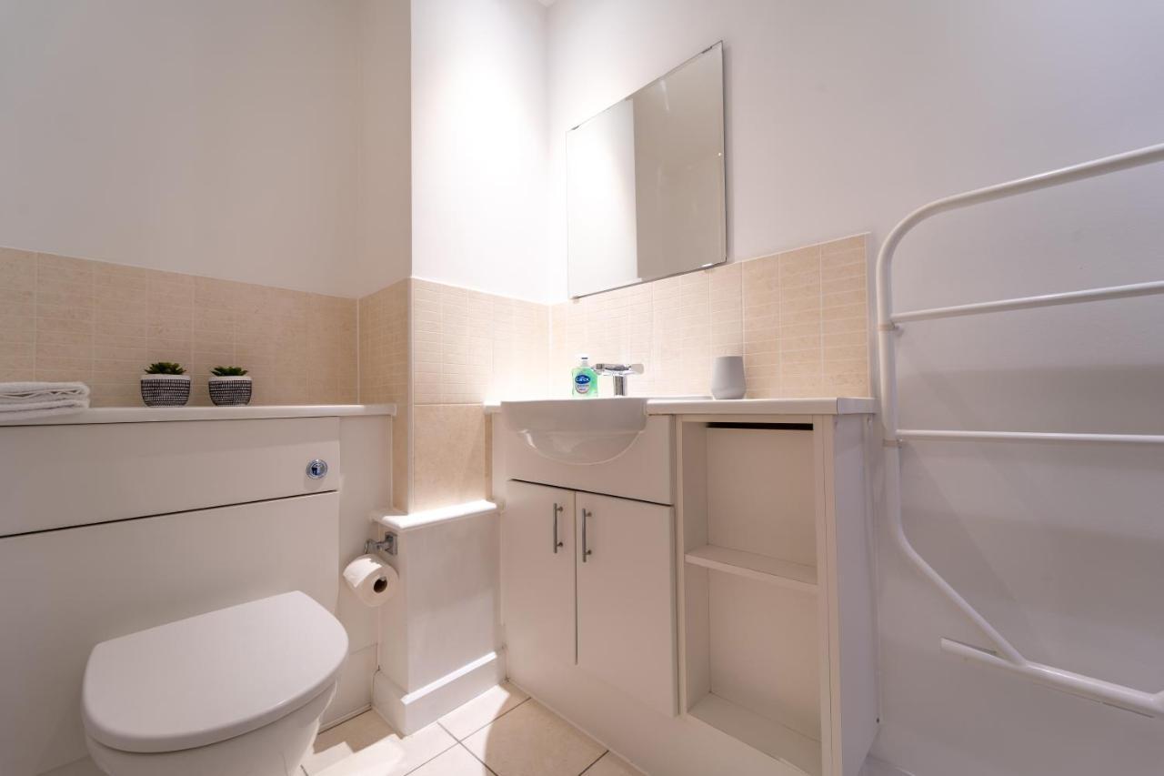 Spacious Apartment In Woking Town Centre Zewnętrze zdjęcie